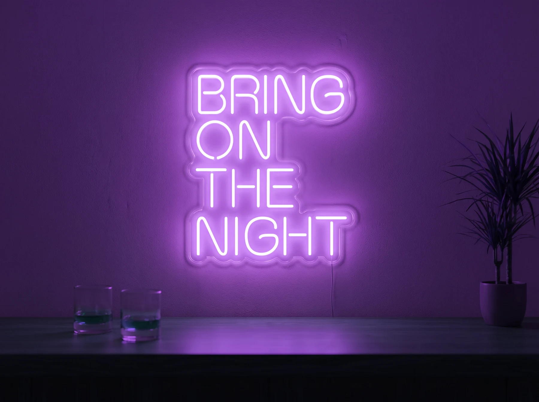 Neonskylt «Bring On The Night» i lila LED-neon, monterad på vägg