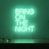 Neonskylt «Bring On The Night» i mintgrön LED-neon, monterad på vägg