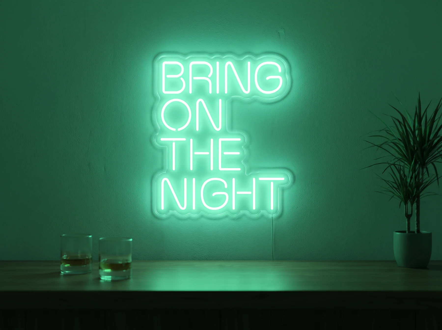 Neonskylt «Bring On The Night» i mintgrön LED-neon, monterad på vägg