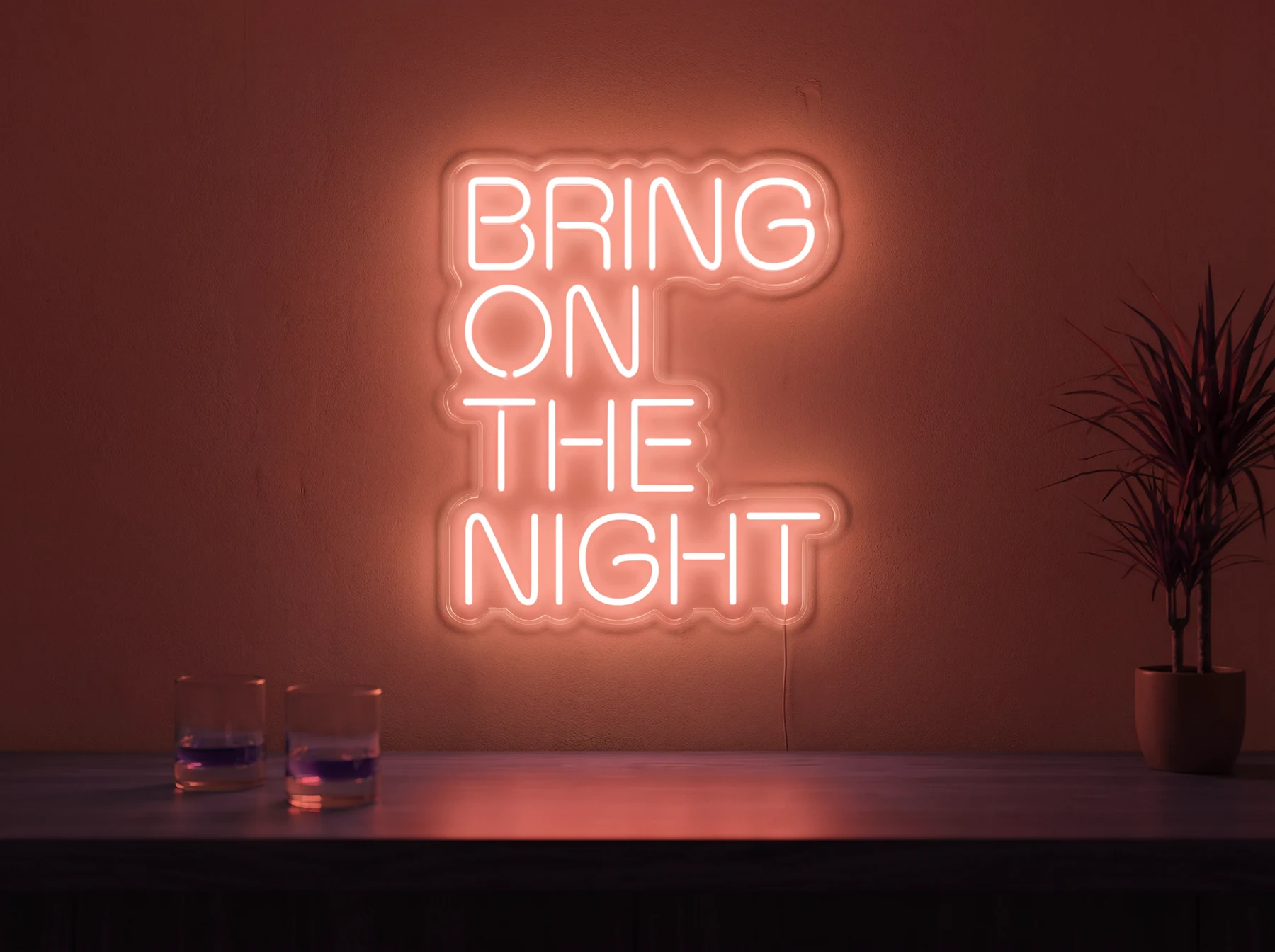Neonskylt «Bring On The Night» i röd LED-neon, monterad på vägg