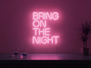 Neonskylt «Bring On The Night» i rosa LED-neon, monterad på vägg
