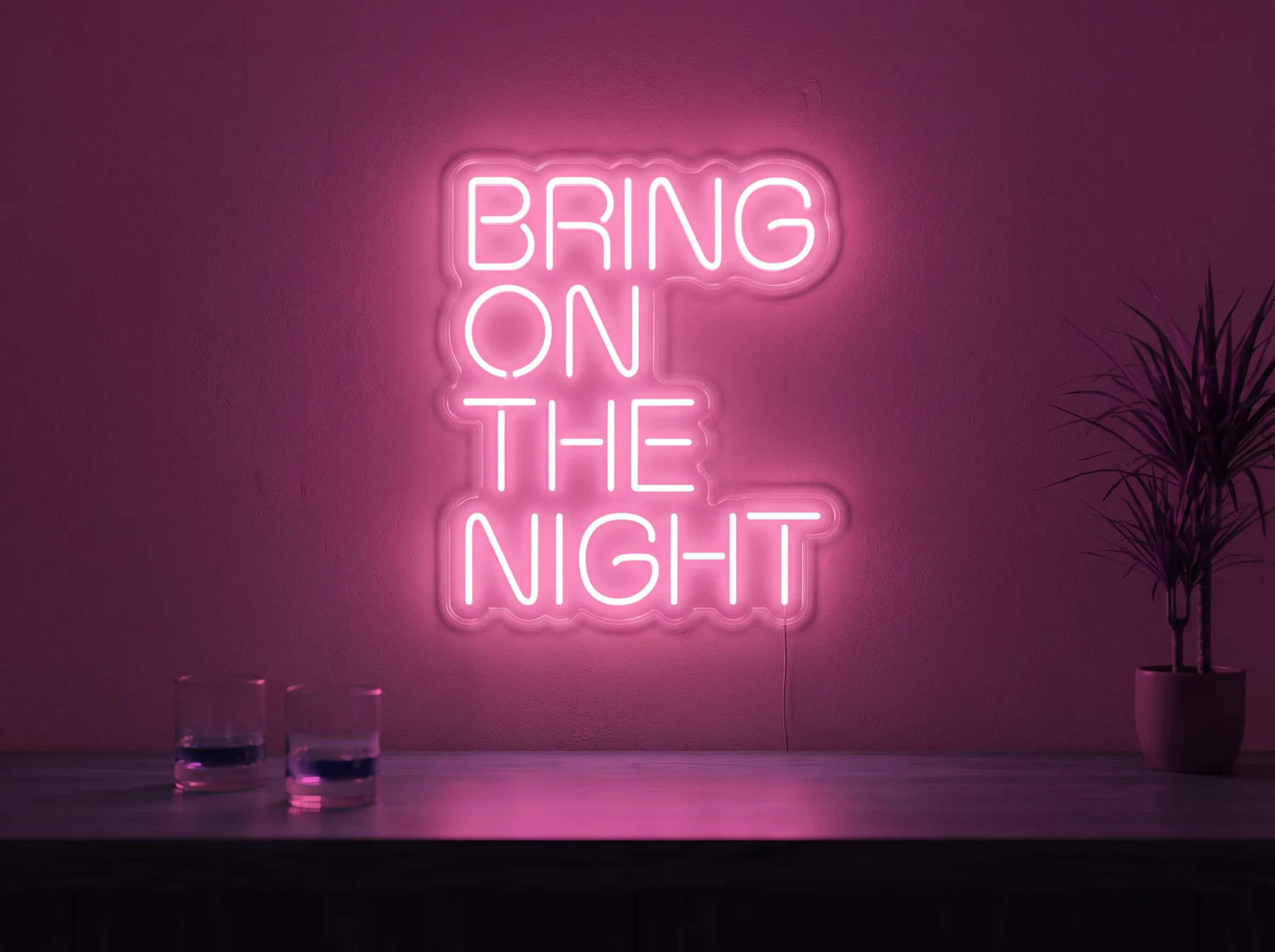 Neonskylt «Bring On The Night» i rosa LED-neon, monterad på vägg
