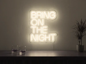 Neonskylt «Bring On The Night» i varmvit LED-neon, monterad på vägg