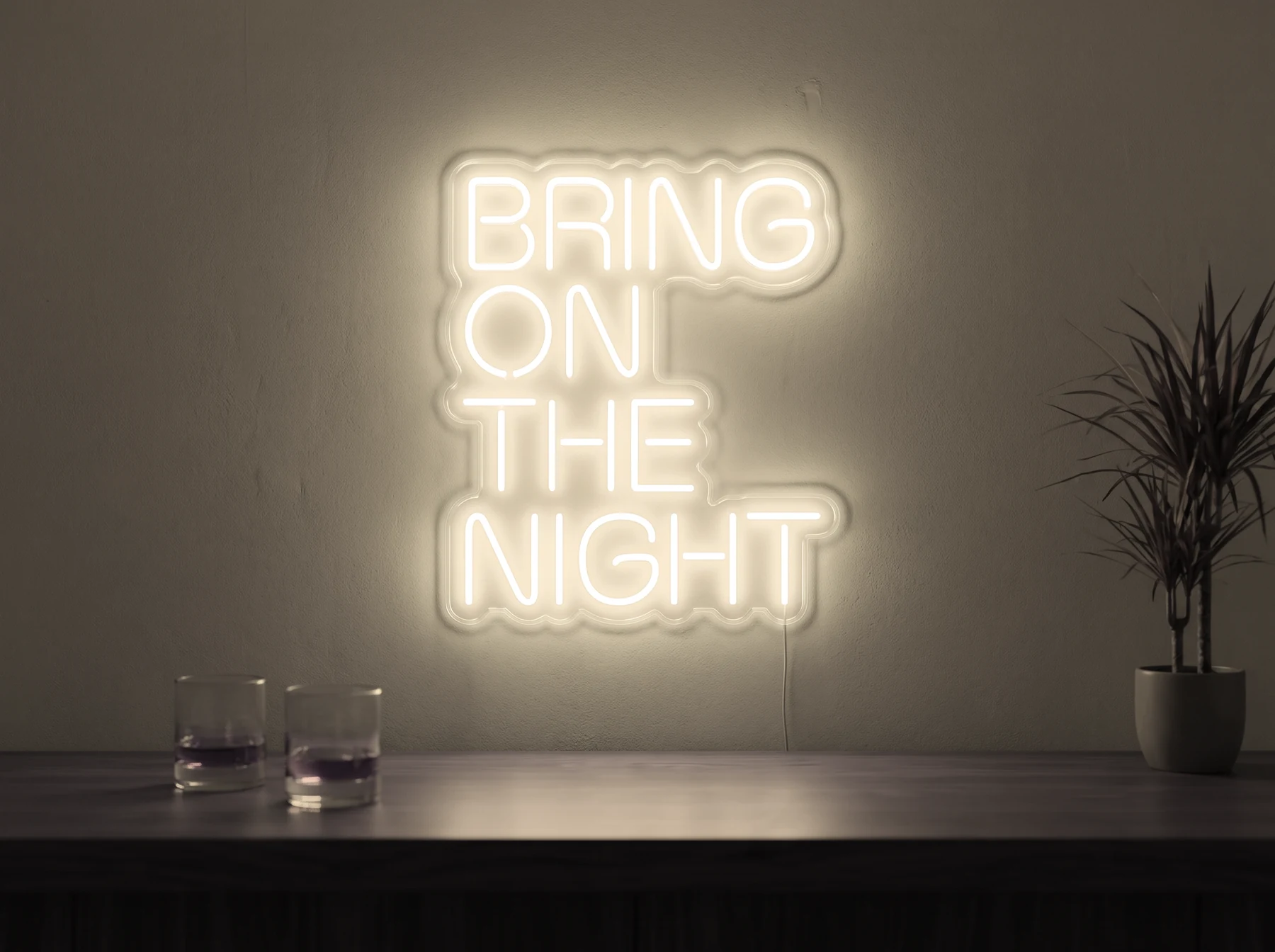 Neonskylt «Bring On The Night» i varmvit LED-neon, monterad på vägg