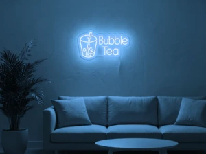 Neonskylt «Bubble Tea» i isblå LED-neon, monterad på vägg