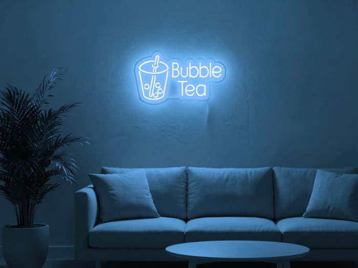 Neonskylt «Bubble Tea» i isblå LED-neon, monterad på vägg