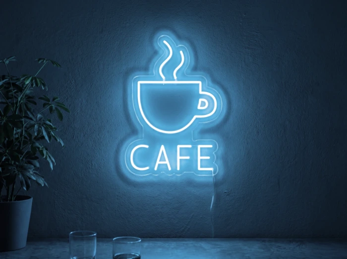 Neonskylt «Cafe» i isblå LED-neon, monterad på vägg