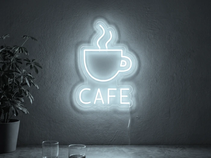 Neonskylt «Cafe» i iskall vit LED-neon, monterad på vägg