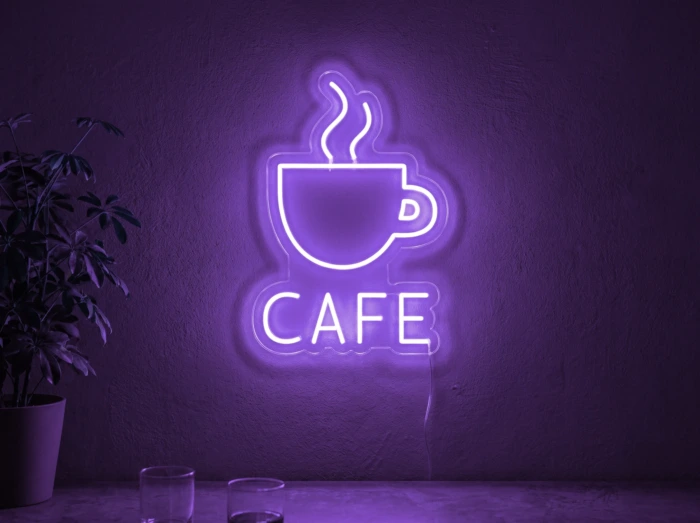 Neonskylt «Cafe» i lila LED-neon, monterad på vägg