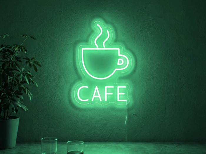 Neonskylt «Cafe» i mintgrön LED-neon, monterad på vägg