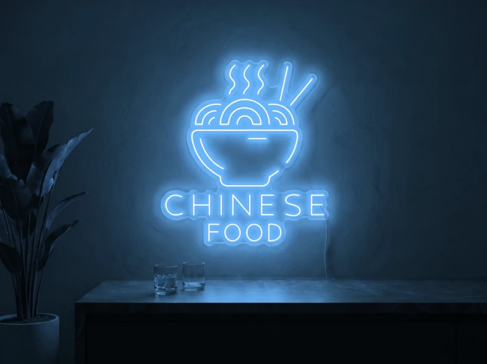 Neonskylt «Chinese Food» i isblå LED-neon, monterad på vägg