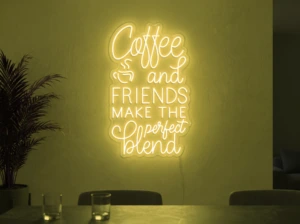 Neonskylt «Coffee and Friends» i gul LED-neon, monterad på vägg