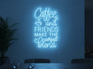 Neonskylt «Coffee and Friends» i isblå LED-neon, monterad på vägg