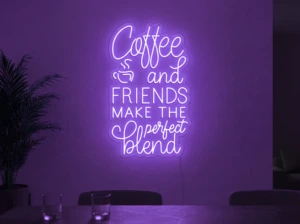 Neonskylt «Coffee and Friends» i lila LED-neon, monterad på vägg