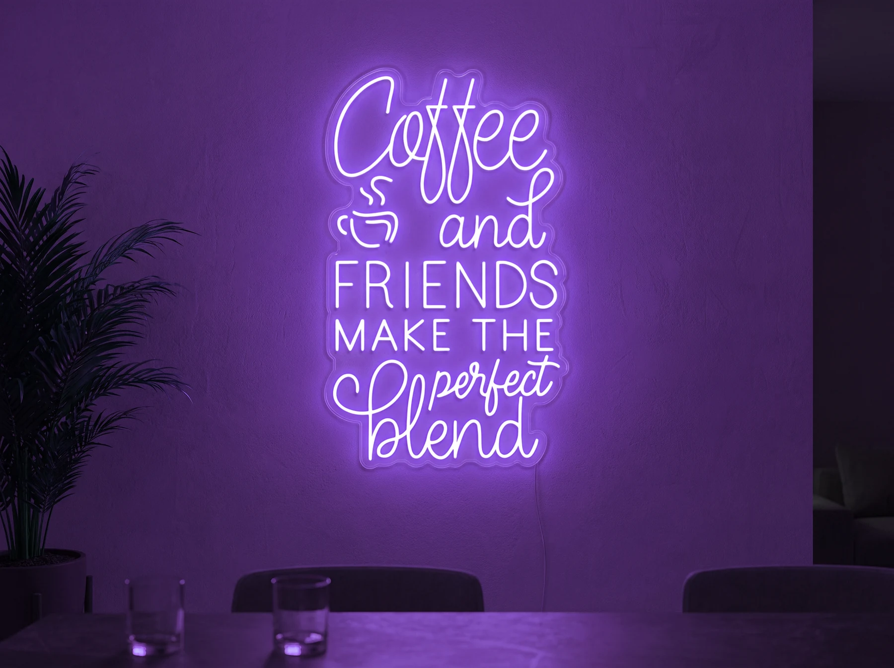 Neonskylt «Coffee and Friends» i lila LED-neon, monterad på vägg
