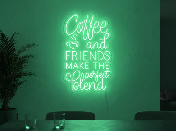 Neonskylt «Coffee and Friends» i mintgrön LED-neon, monterad på vägg