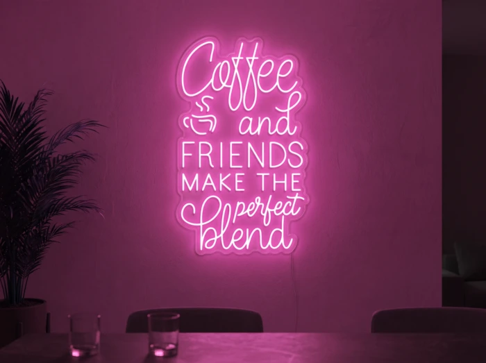Neonskylt «Coffee and Friends» i rosa LED-neon, monterad på vägg