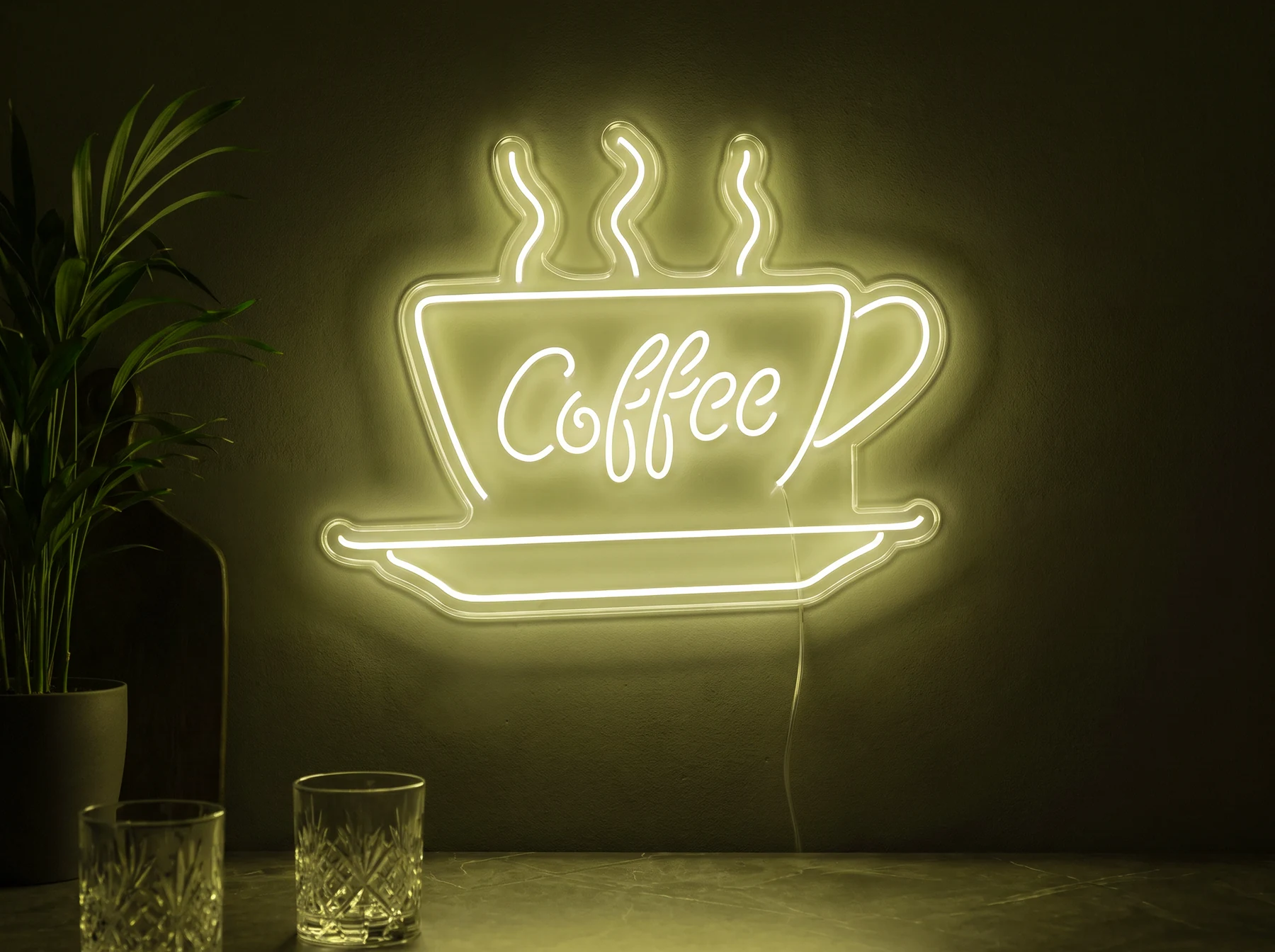Neonskylt «Coffee» i gul LED-neon, monterad på vägg