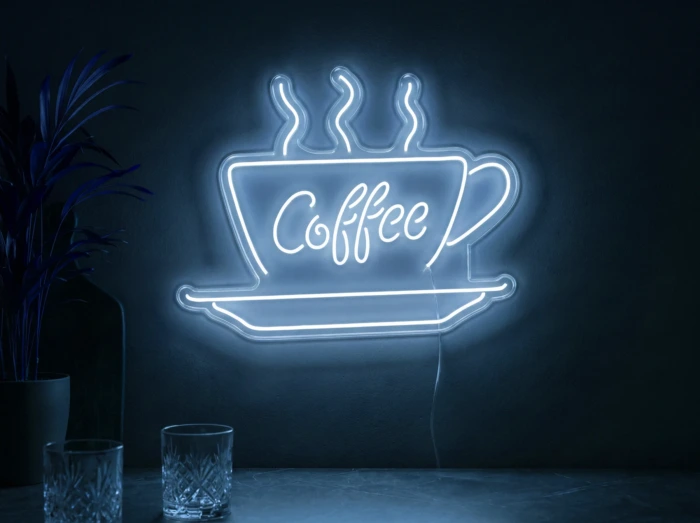 Neonskylt «Coffee» i isblå LED-neon, monterad på vägg