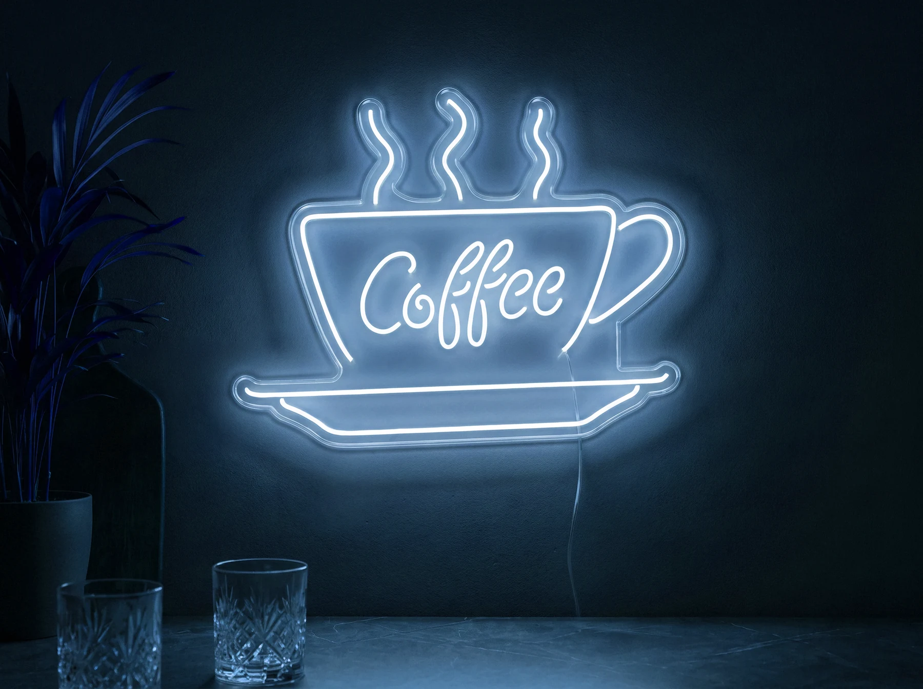 Neonskylt «Coffee» i isblå LED-neon, monterad på vägg