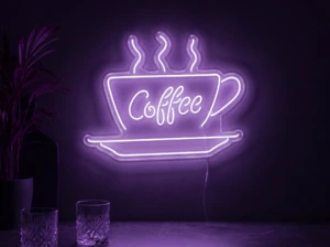 Neonskylt «Coffee» i lila LED-neon, monterad på vägg
