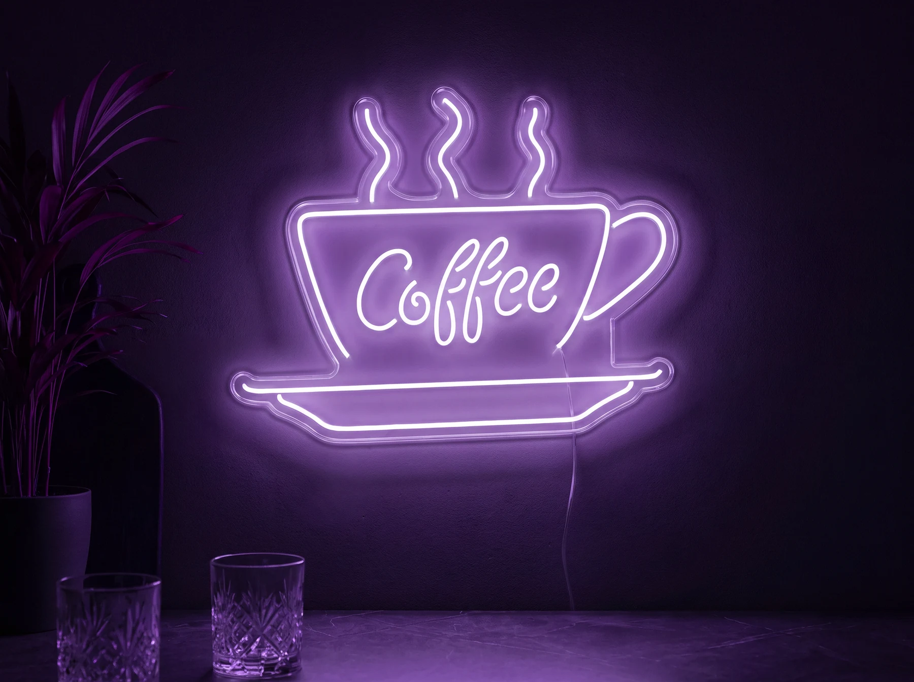 Neonskylt «Coffee» i lila LED-neon, monterad på vägg
