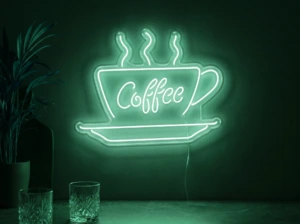 Neonskylt «Coffee» i mintgrön LED-neon, monterad på vägg