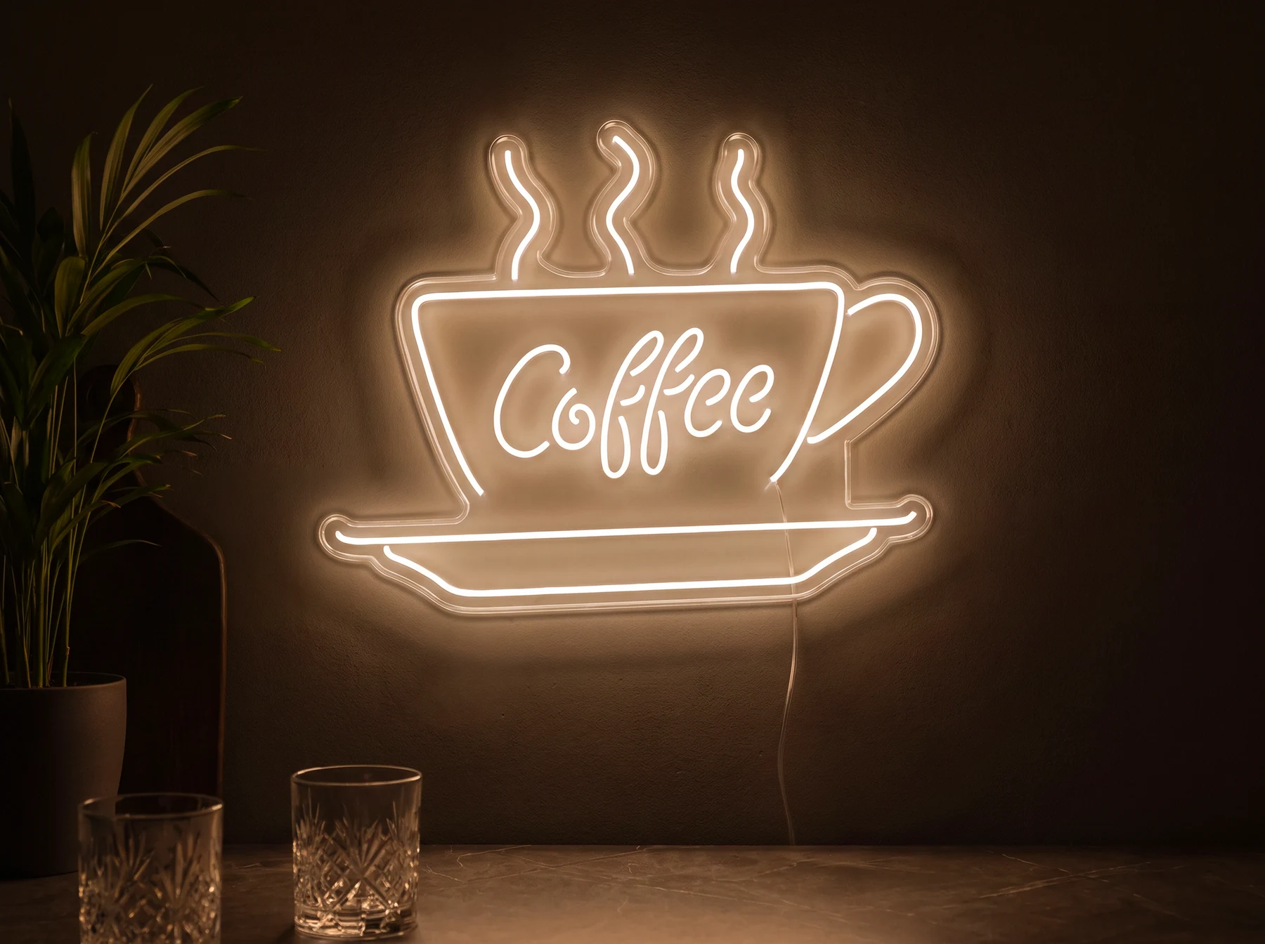 Neonskylt «Coffee» i orange LED-neon, monterad på vägg