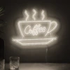 Neonskylt «Coffee» i varmvit LED-neon, monterad på vägg