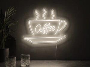 Neonskylt «Coffee» i varmvit LED-neon, monterad på vägg