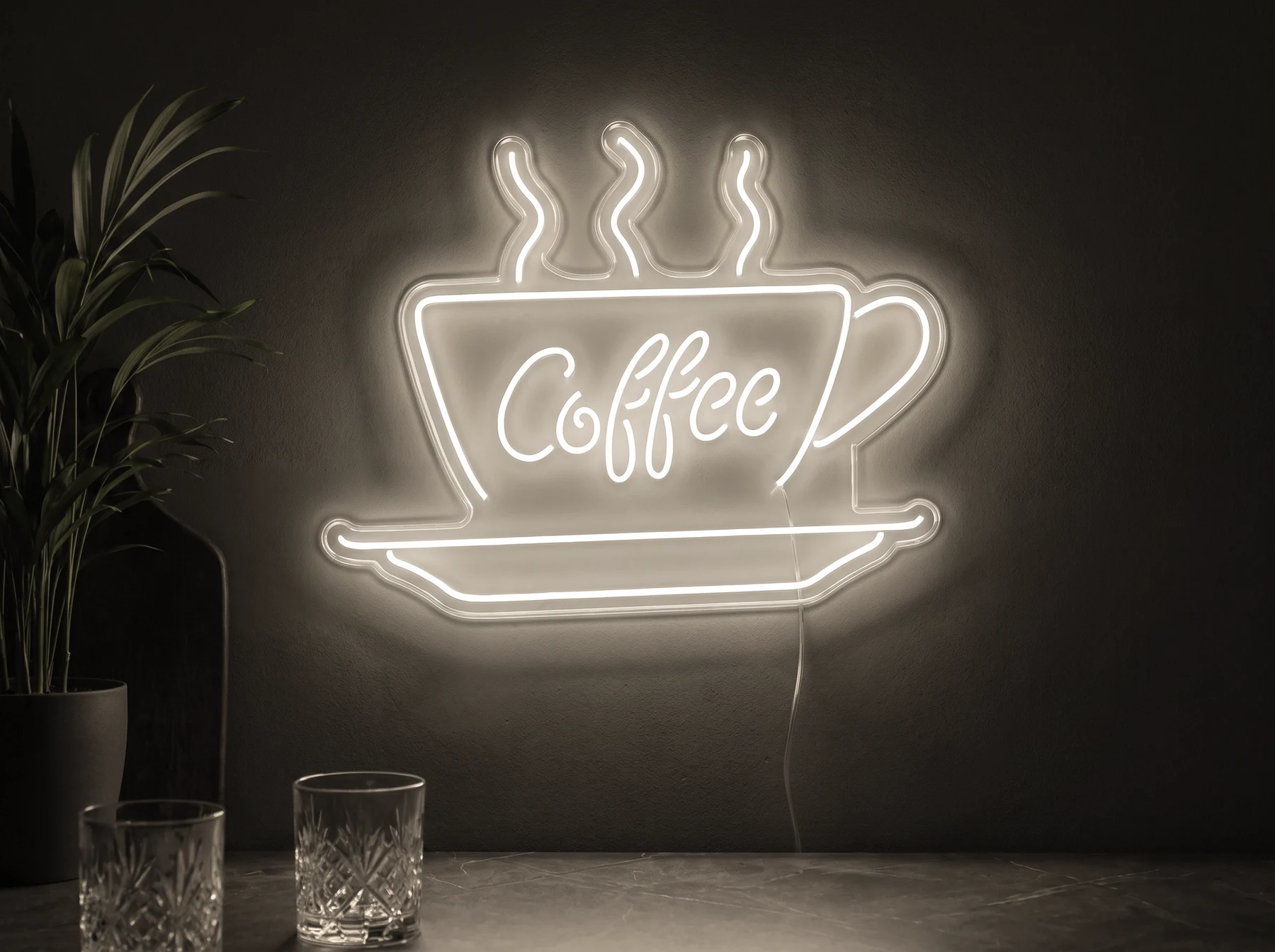 Neonskylt «Coffee» i varmvit LED-neon, monterad på vägg