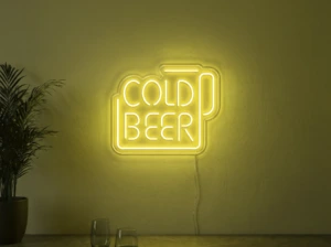 Neonskylt «Cold Beer» i gul LED-neon, monterad på vägg