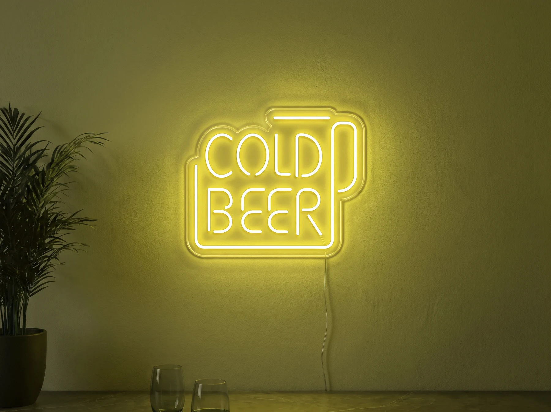 Neonskylt «Cold Beer» i gul LED-neon, monterad på vägg