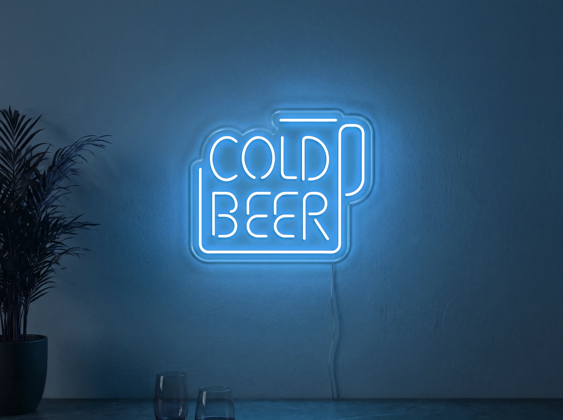 Neonskylt «Cold Beer» i isblå LED-neon, monterad på vägg