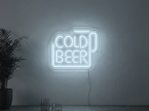 Neonskylt «Cold Beer» i iskall vit LED-neon, monterad på vägg