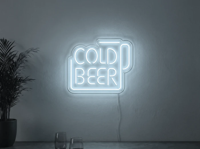 Neonskylt «Cold Beer» i iskall vit LED-neon, monterad på vägg