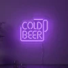 Neonskylt «Cold Beer» i lila LED-neon, monterad på vägg