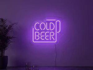 Neonskylt «Cold Beer» i lila LED-neon, monterad på vägg