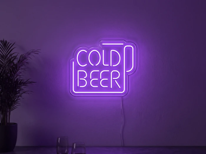 Neonskylt «Cold Beer» i lila LED-neon, monterad på vägg