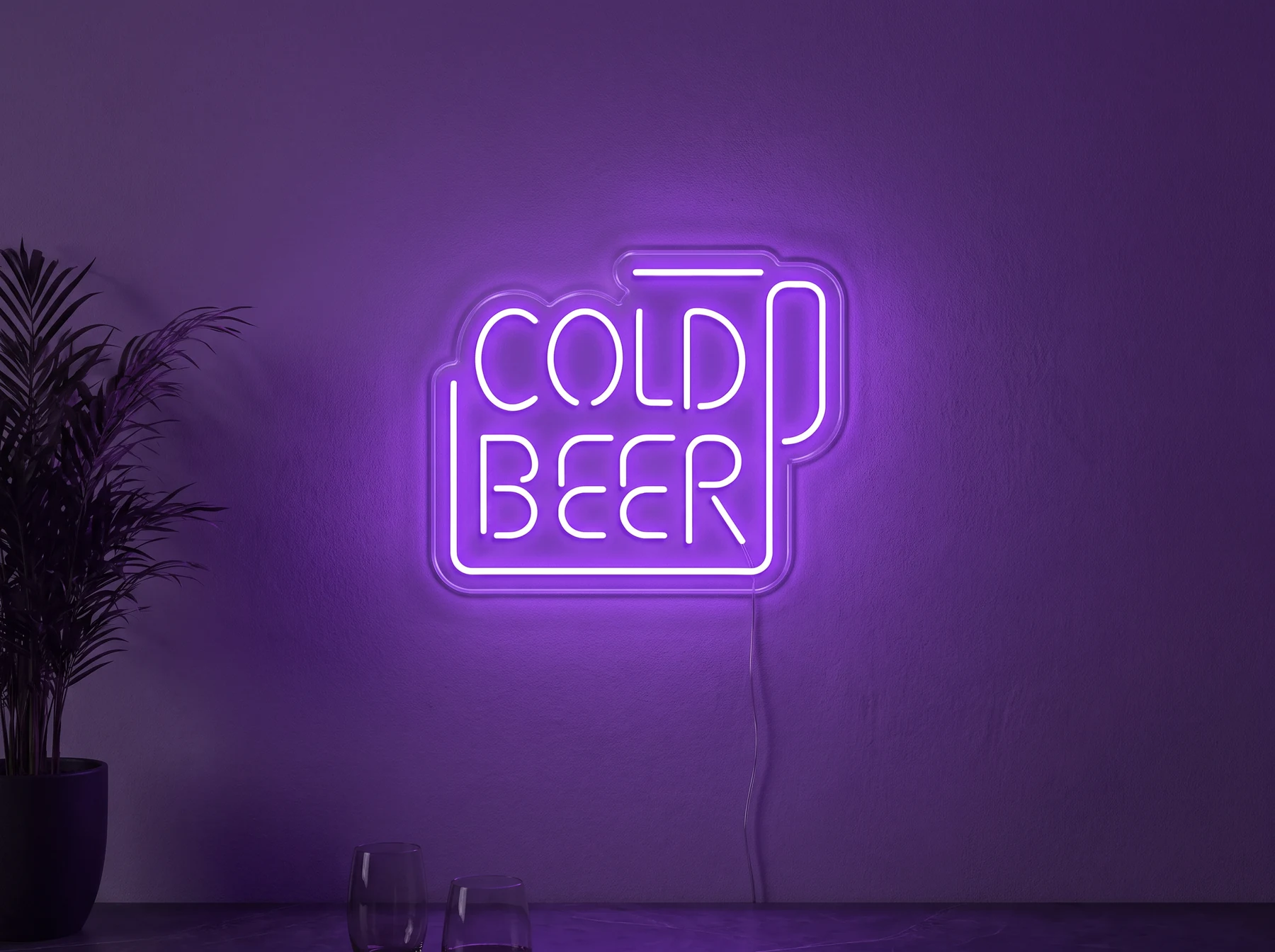 Neonskylt «Cold Beer» i lila LED-neon, monterad på vägg