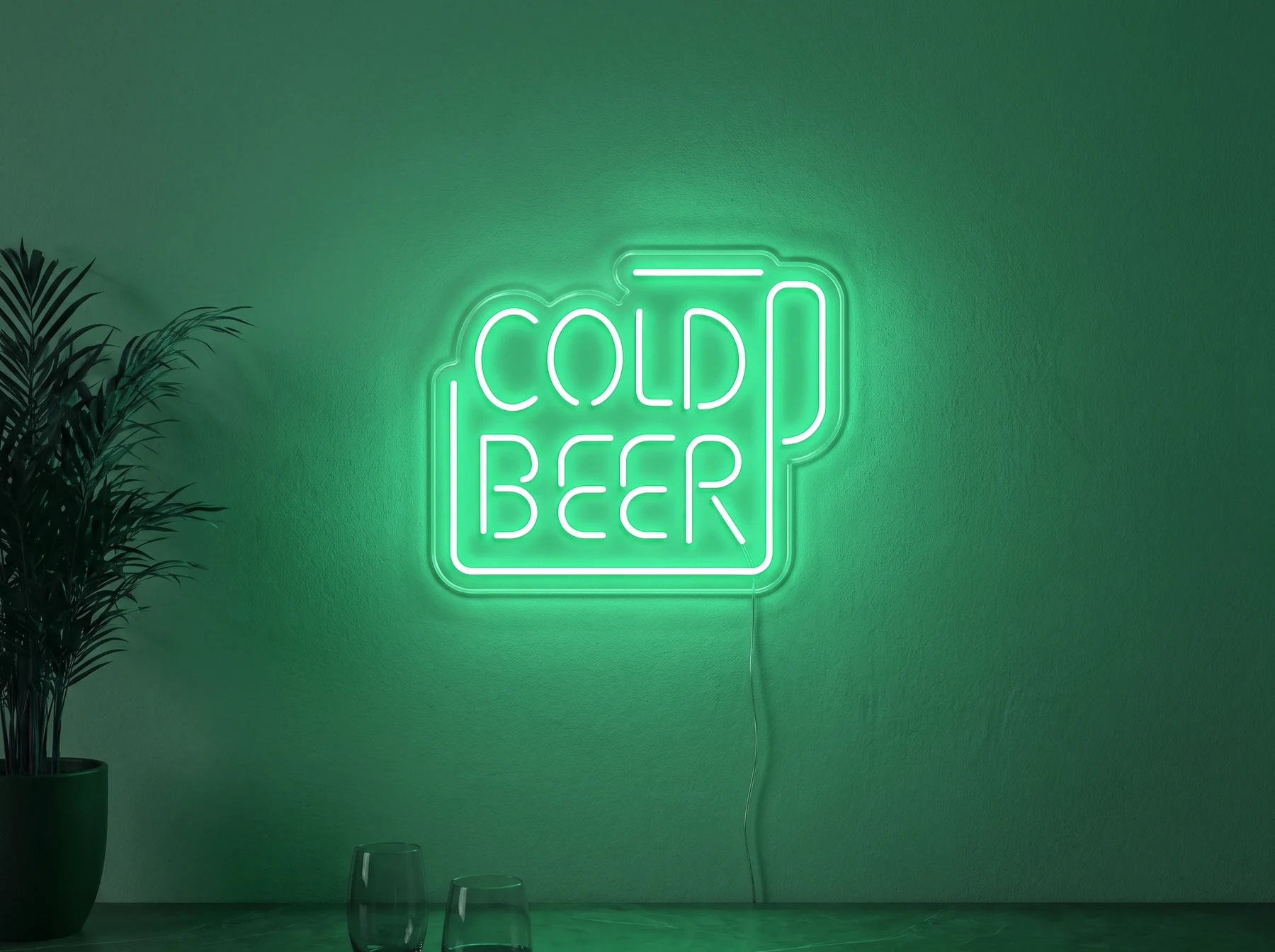 Neonskylt «Cold Beer» i mintgrön LED-neon, monterad på vägg