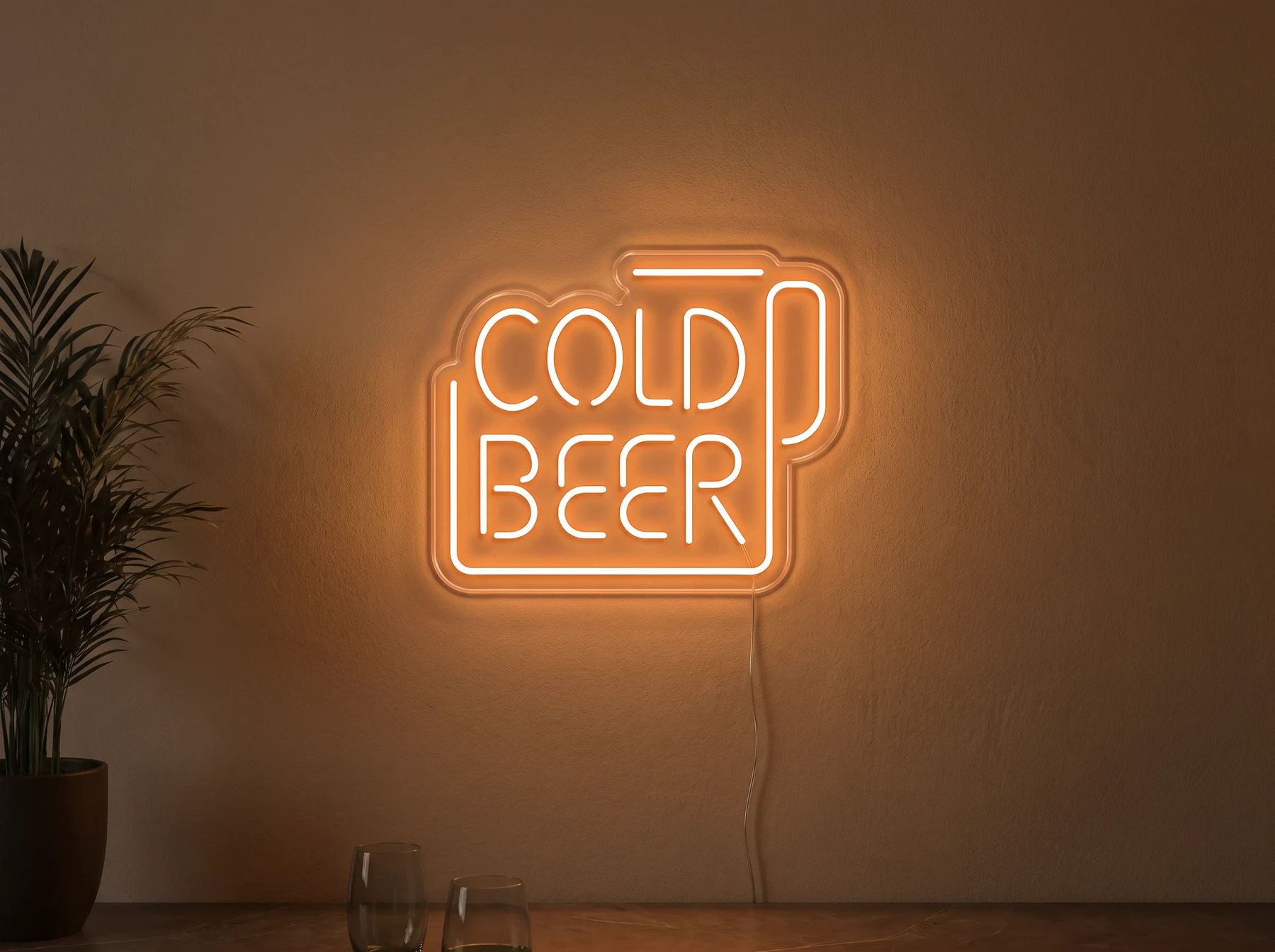 Neonskylt «Cold Beer» i orange LED-neon, monterad på vägg