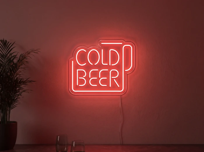 Neonskylt «Cold Beer» i röd LED-neon, monterad på vägg