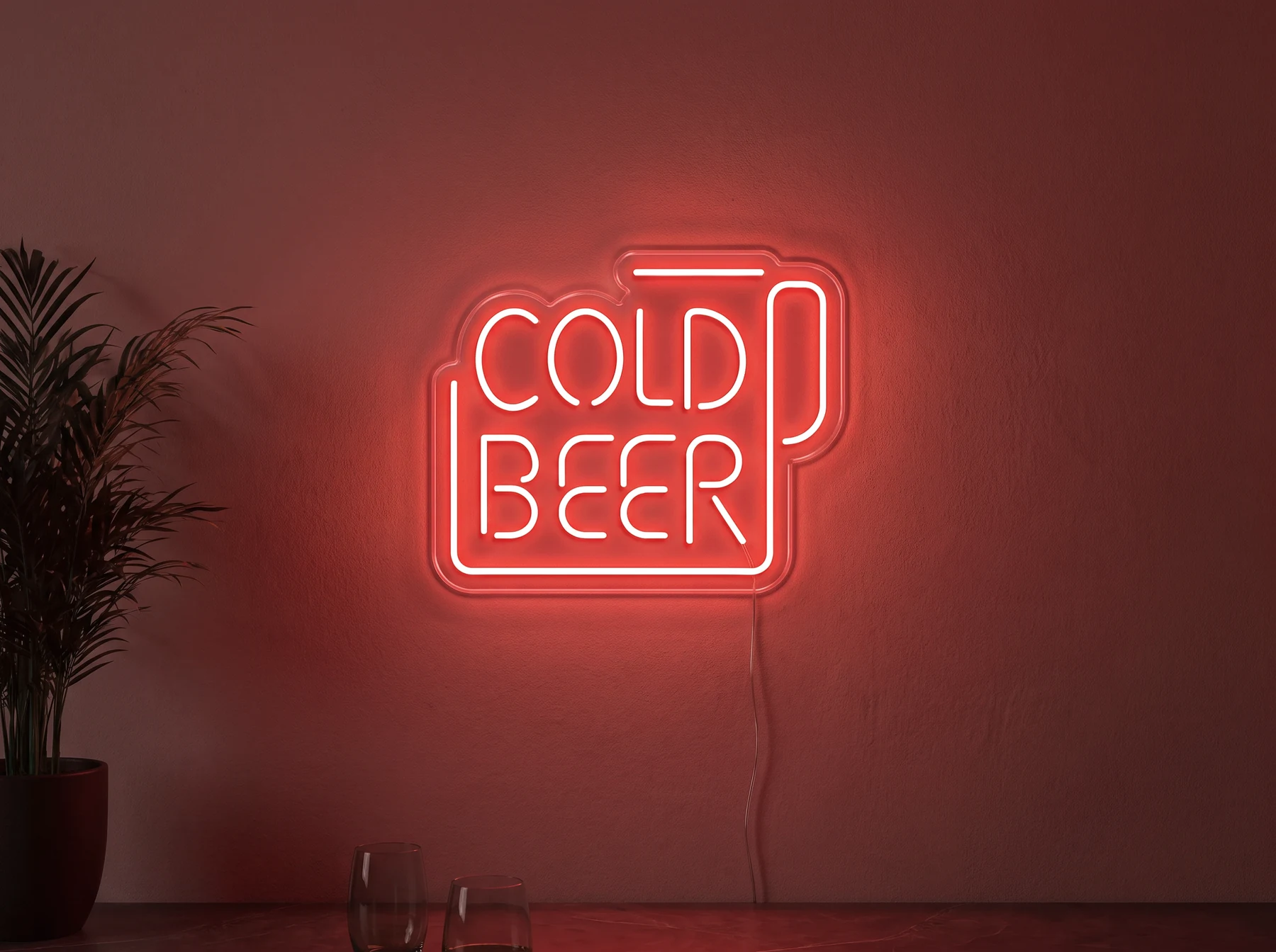 Neonskylt «Cold Beer» i röd LED-neon, monterad på vägg