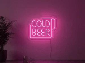 Neonskylt «Cold Beer» i rosa LED-neon, monterad på vägg