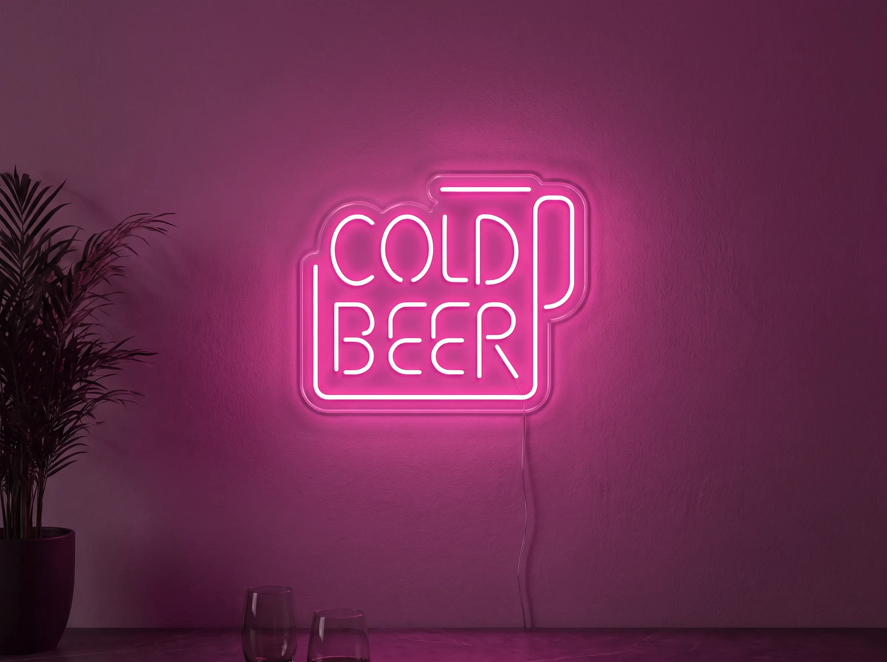Neonskylt «Cold Beer» i rosa LED-neon, monterad på vägg