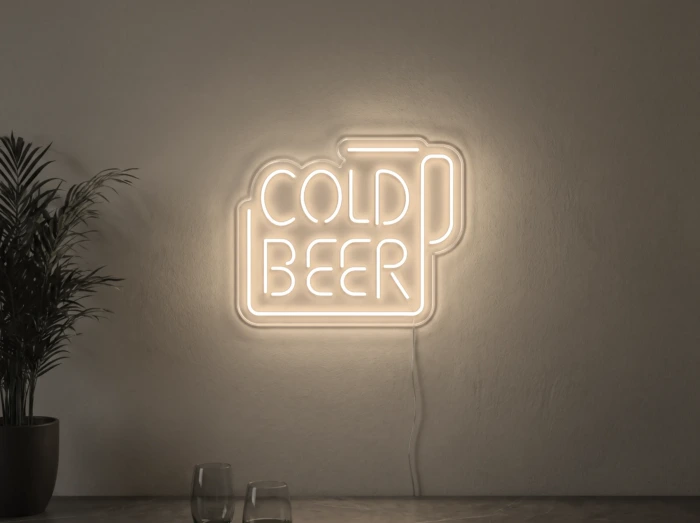 Neonskylt «Cold Beer» i varmvit LED-neon, monterad på vägg
