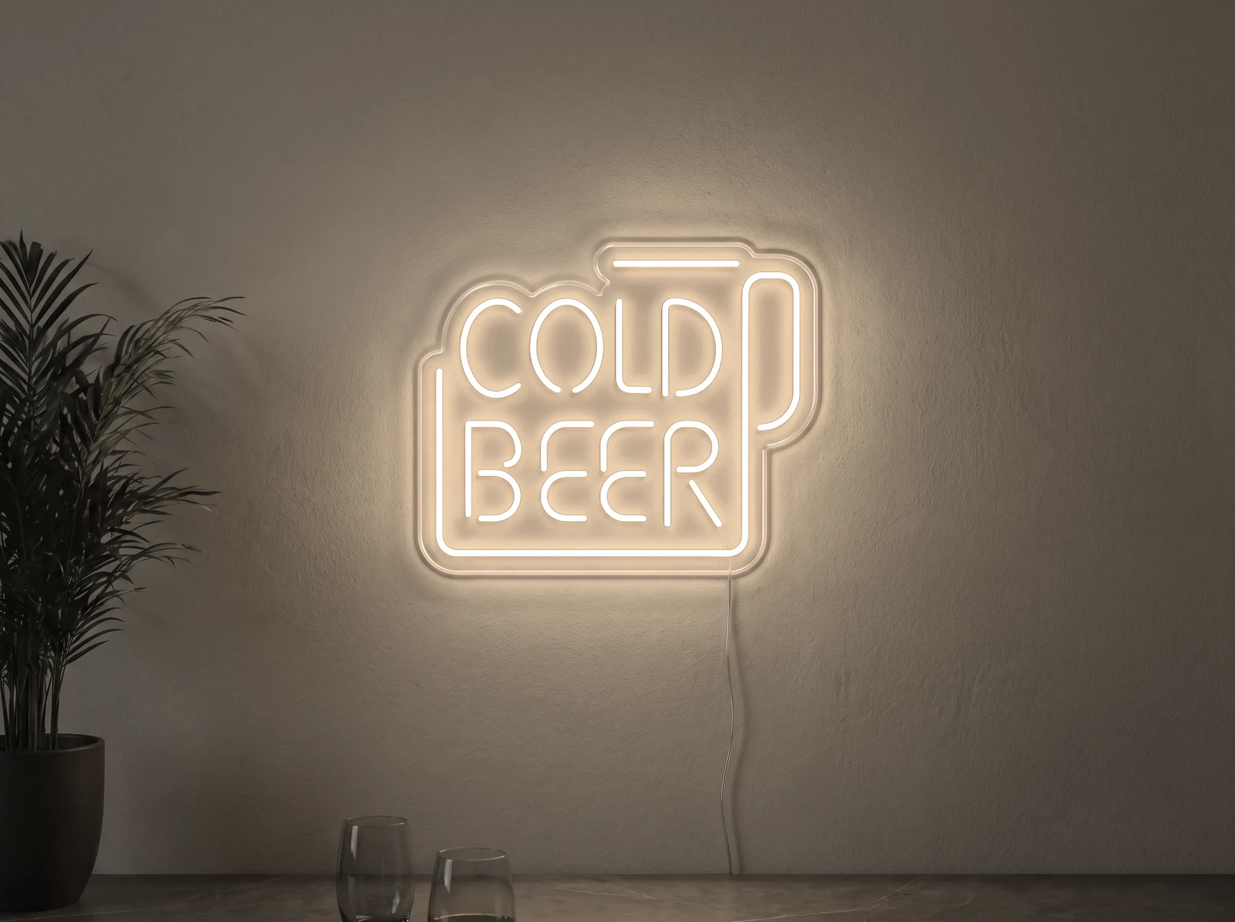Neonskylt «Cold Beer» i varmvit LED-neon, monterad på vägg