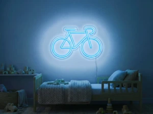 Neonskylt «Cykel» i isblå LED-neon, monterad på vägg