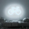 Neonskylt «Cykel» i iskall vit LED-neon, monterad på vägg